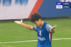 這球漂亮?。⊥艉＝〗乔蛑苯悠崎T，做攤手慶祝！申花1-0泰山！