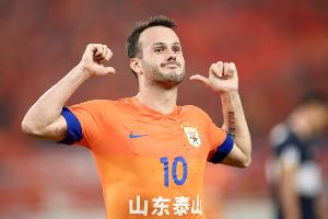 記者贊卡扎伊什維利：背后有壓迫停球后還能找回平衡，牛！