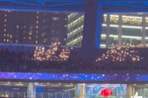 熱情山東！遠(yuǎn)征客場(chǎng)，泰山球迷用閃光燈拼出“山東”二字支持球隊(duì)