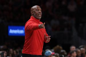 比盧普斯投注時(shí)還沒當(dāng)開拓者教練！媒體人：太傷了啊賽季可剛開始