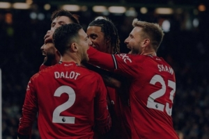 盧克-肖社媒曬慶祝進(jìn)球合影，庫(kù)尼亞評(píng)論：盧克，我太TM愛你了 ！