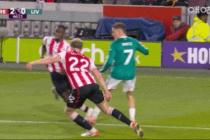 加克波此前禁區(qū)內(nèi)被放倒，裁判未判罰