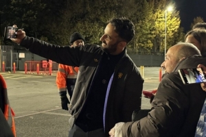 笑容溫暖純真阿莫林在比賽結(jié)束后2小時仍在為球迷合影簽名