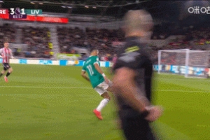 被換下前，維爾茨空位傳中直接送給對手