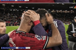 蜂王與狼王！賽后曼聯(lián)兩大新援姆伯莫和庫尼亞緊緊擁抱慶祝勝利