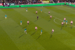 直接上天了！薩拉赫得球調(diào)整許久，一腳打門高得非常離譜