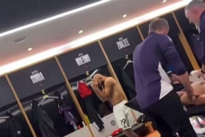 氣氛搞起來(lái)！姆伯莫、阿瑪?shù)沦惡蟾率覂?nèi)跳舞慶祝勝利