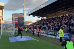 農(nóng)夫三拳！威爾希爾取得執(zhí)教盧頓后的首場勝利，賽后謝場