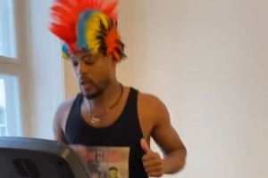 埃弗拉談社媒視頻只穿一只鞋子：致敬我的英雄母親，她左腿截肢了