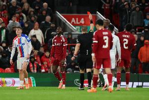 一線隊(duì)2次替補(bǔ)出場(chǎng)均染紅！18歲中衛(wèi)納洛共僅為利物浦出場(chǎng)16分鐘