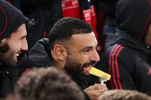 不用上班！對(duì)陣水晶宮比賽中，輪休的薩拉赫被拍到在場(chǎng)邊吃菠蘿