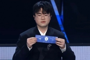 這也能噴？粉絲昏頭怒噴姿態(tài)抽簽：你這個(gè)臭手讓t1一穿3 給blg打進(jìn)了ktv