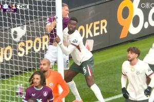 巴迪亞西勒角球防守時(shí)利用立柱將對方擠出底線，被裁判出示黃牌