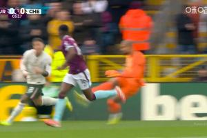 痛擊隊友！桑切斯開大腳爆頭恩佐，恩佐倒在地上緩了一會