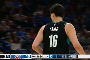 NBA生涯首個(gè)三分！楊瀚森迎著哈滕三分轟進(jìn)！