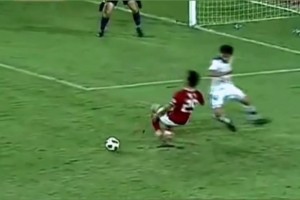 郜林禁區(qū)反重力假摔染黃！ 解說要笑出眼淚了！