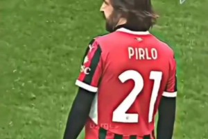 當(dāng)46歲的皮爾洛望向卡福：看我的任意球功夫還有幾成