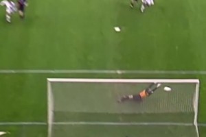 相當(dāng)離譜！卡洛斯國家德比超遠(yuǎn)距離任意球破門！