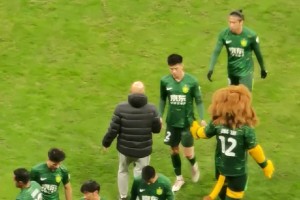 恩加德烏賽后怒摔水瓶！球迷：你還來(lái)勁了，四個(gè)球有倆都是你失誤