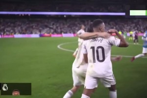 姆總和A費上一秒還在擁抱慶祝，發(fā)現(xiàn)雙方沖突立馬“應戰(zhàn)”